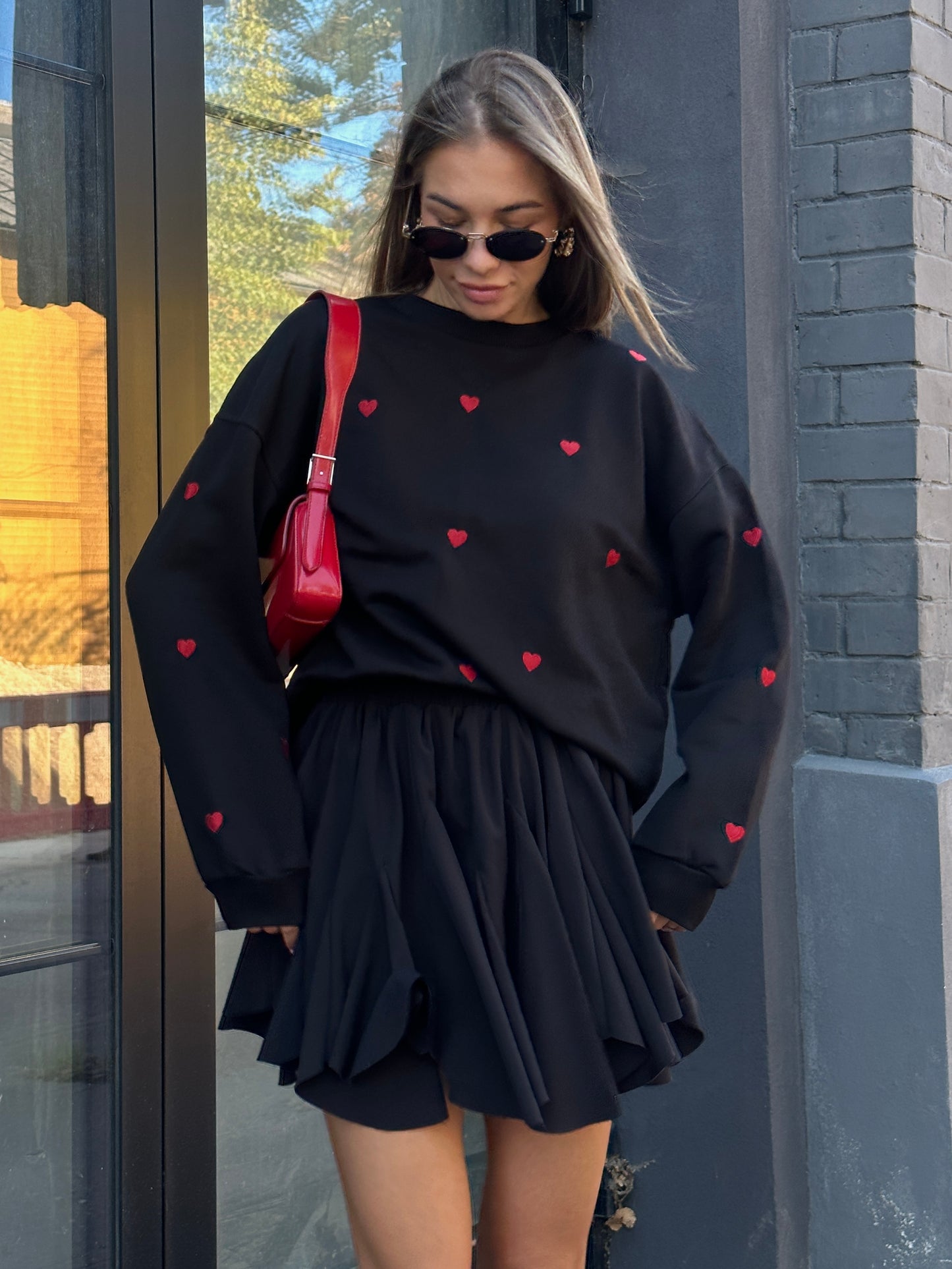 BLACK SWEATSHIRT WITH RED HEARTS