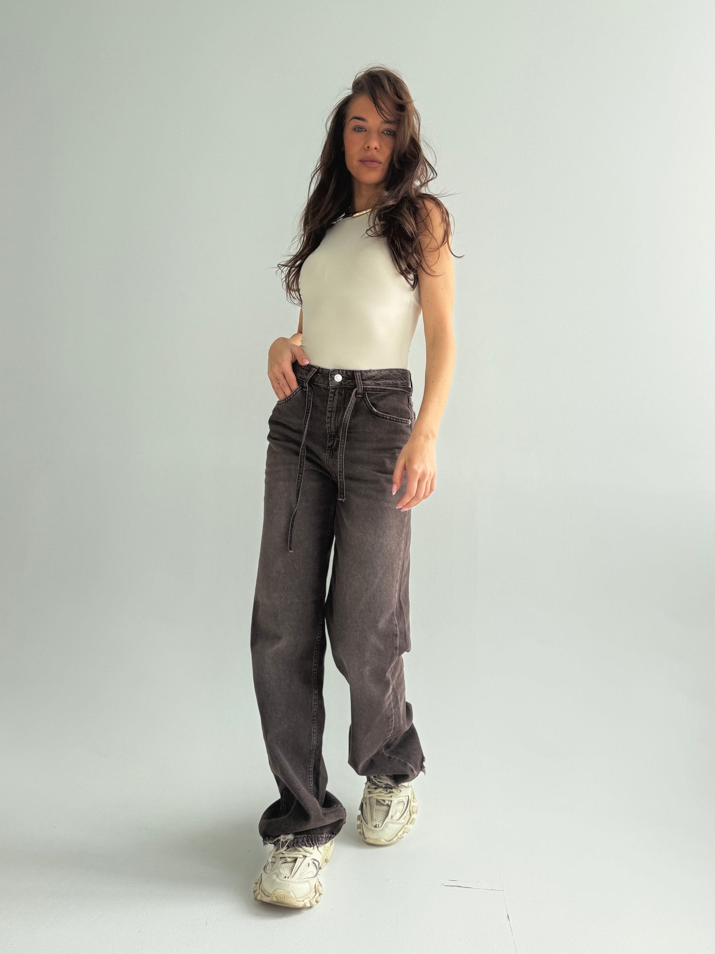 “Cool Girl Jeans” in Choco