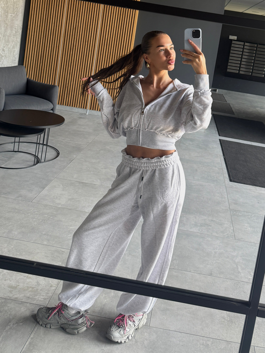 “Effortless Cool” set in grey